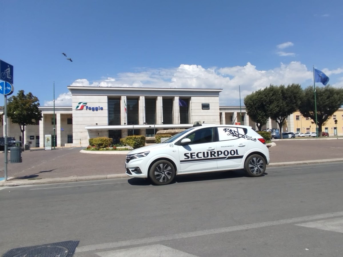 Auto di pattuglia Securpool davanti alla stazione di Foggia