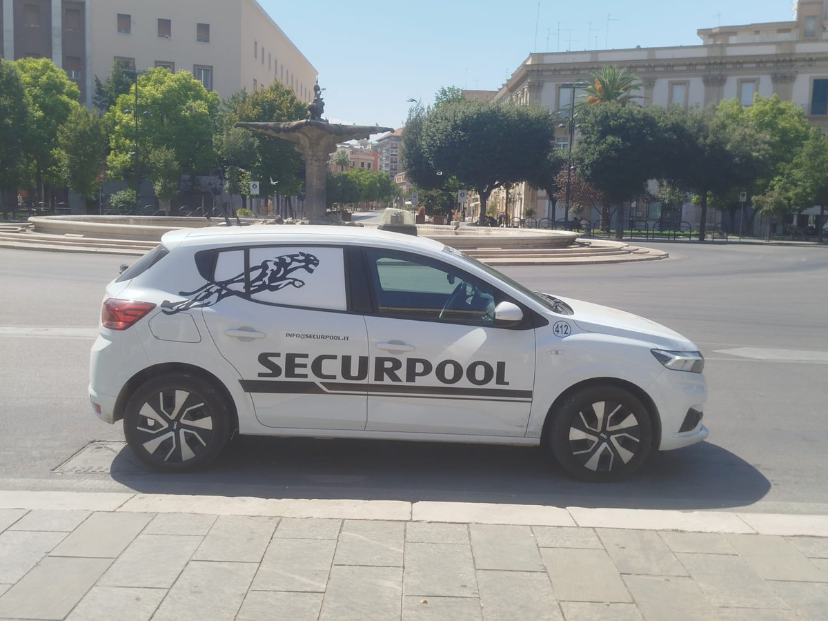 Auto di pattuglia Securpool in piazza Cavour a Foggia
