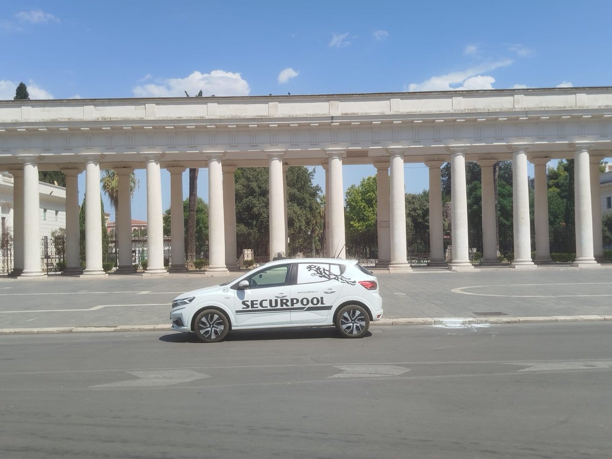 Auto di pattuglia Securpool lungo il colonnato della Villa Comunale di Foggia