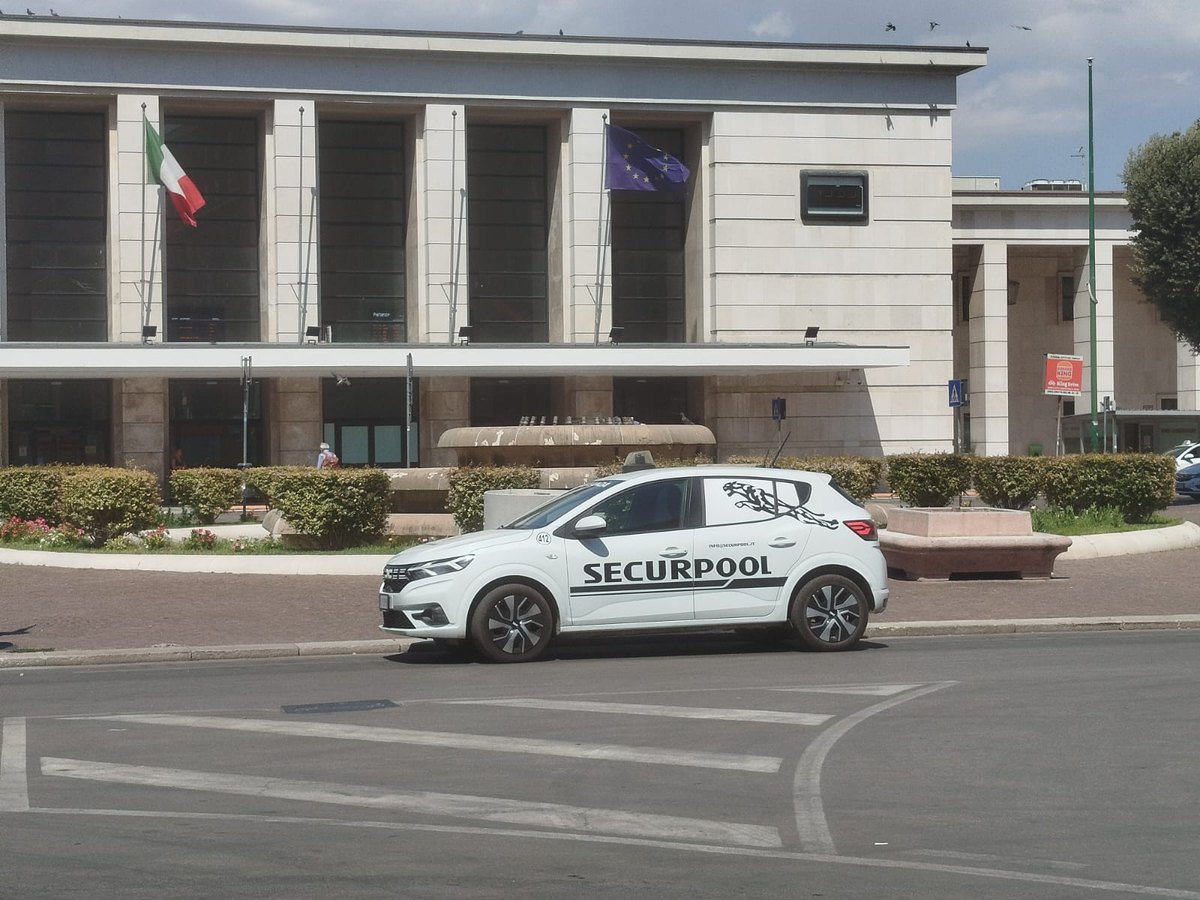 Auto di pattuglia Securpool nel piazzale della stazione di Foggia