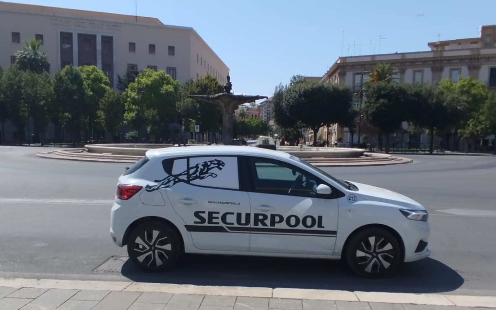 Pattuglia Securpool in sosta davanti alla fontana di piazza Cavour a Foggia